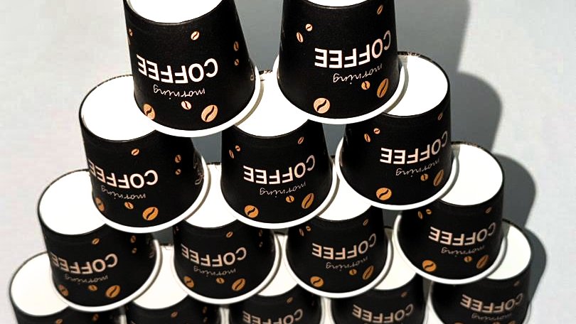 Gobelets FILEX du modèle morning Coffee empilés en pyramide.