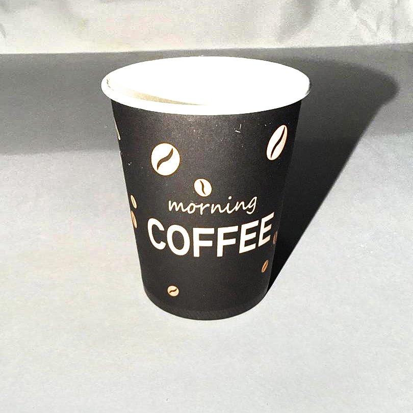 Gobelet noir imprimé de grains de café orange et du lettrage blanc « morning COFFEE ».